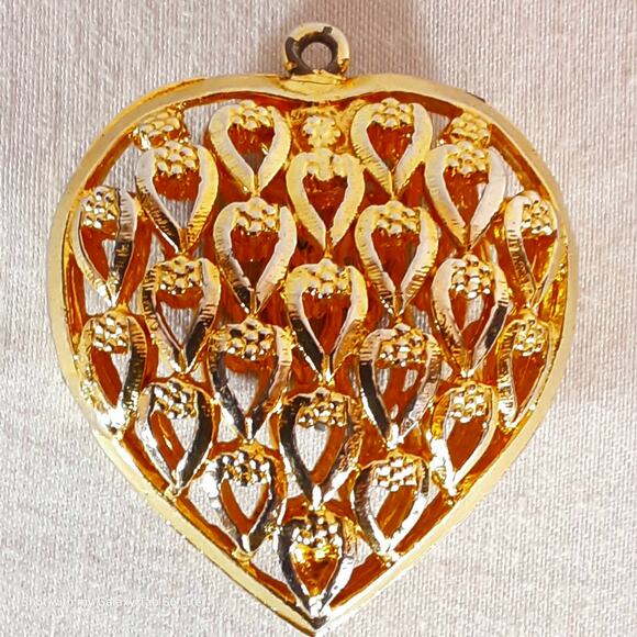Hollow Heart Pendant Gold Tone Open Work Pattern - Picture 4 of 6